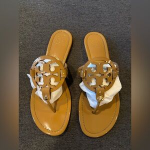 🟡Tory Burch Miller Sand Patent Leather Flip Flops Sandals 🟡